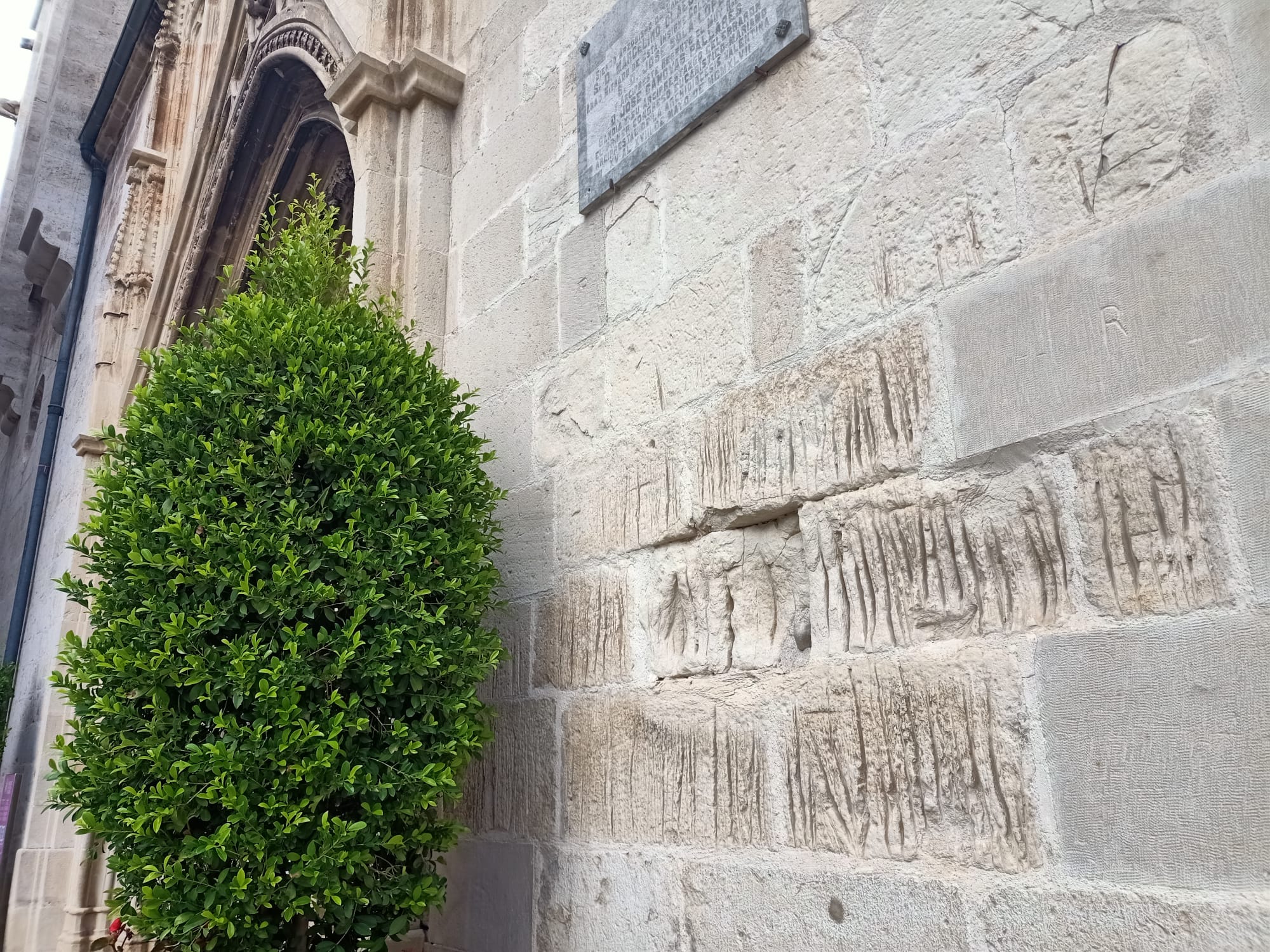 Marcas lineales en las piedras del muro de la Colegiata y del Palau Ducal de Gandia