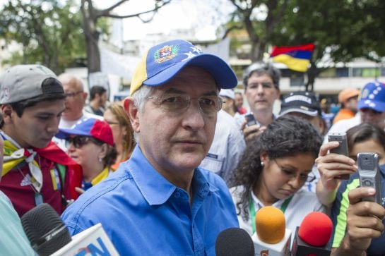 Fotografía de archivo fechada el domingo 20 de abril de 2014 que muestra al alcalde mayor de Caracas, Antonio Ledezma durante una marcha convocada por los estudiantes opositores.