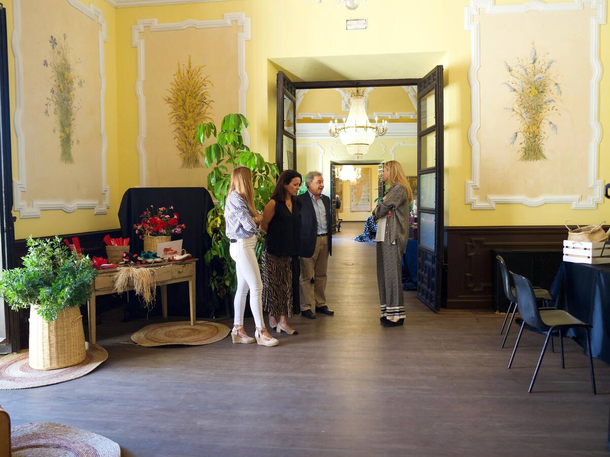 Antonio Real visita en el Alcázar el rodaje del spot que conmemora los 18 años de la Pasarela Flamenca Tío Pepe con un recorrido por la creación del traje de flamenca y sus accesorios