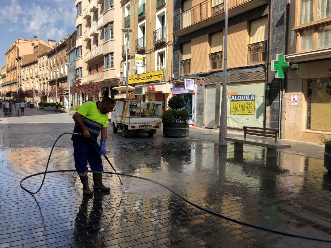 Un trabajador de limpieza en la Carrera Gaztambide.