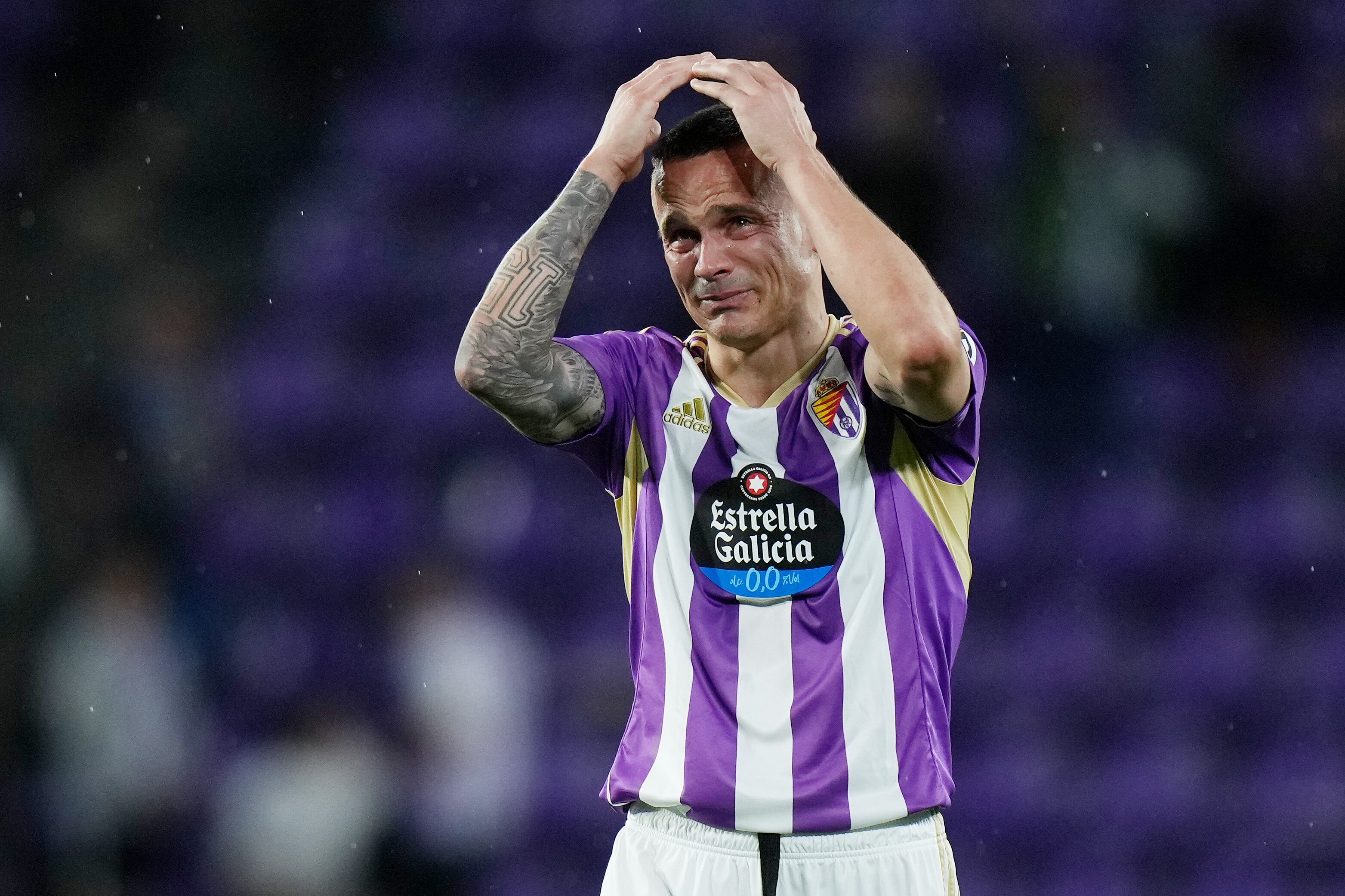 VALLADOLID, SPAIN - JUNE 04: Roque Mesa of Real Valladolid CF looks dejected after the LaLiga Santander match between Real Valladolid CF and Getafe CF at Estadio Municipal Jose Zorrilla on June 04, 2023 in Valladolid, Spain. (Photo by Angel Martinez/Getty Images)