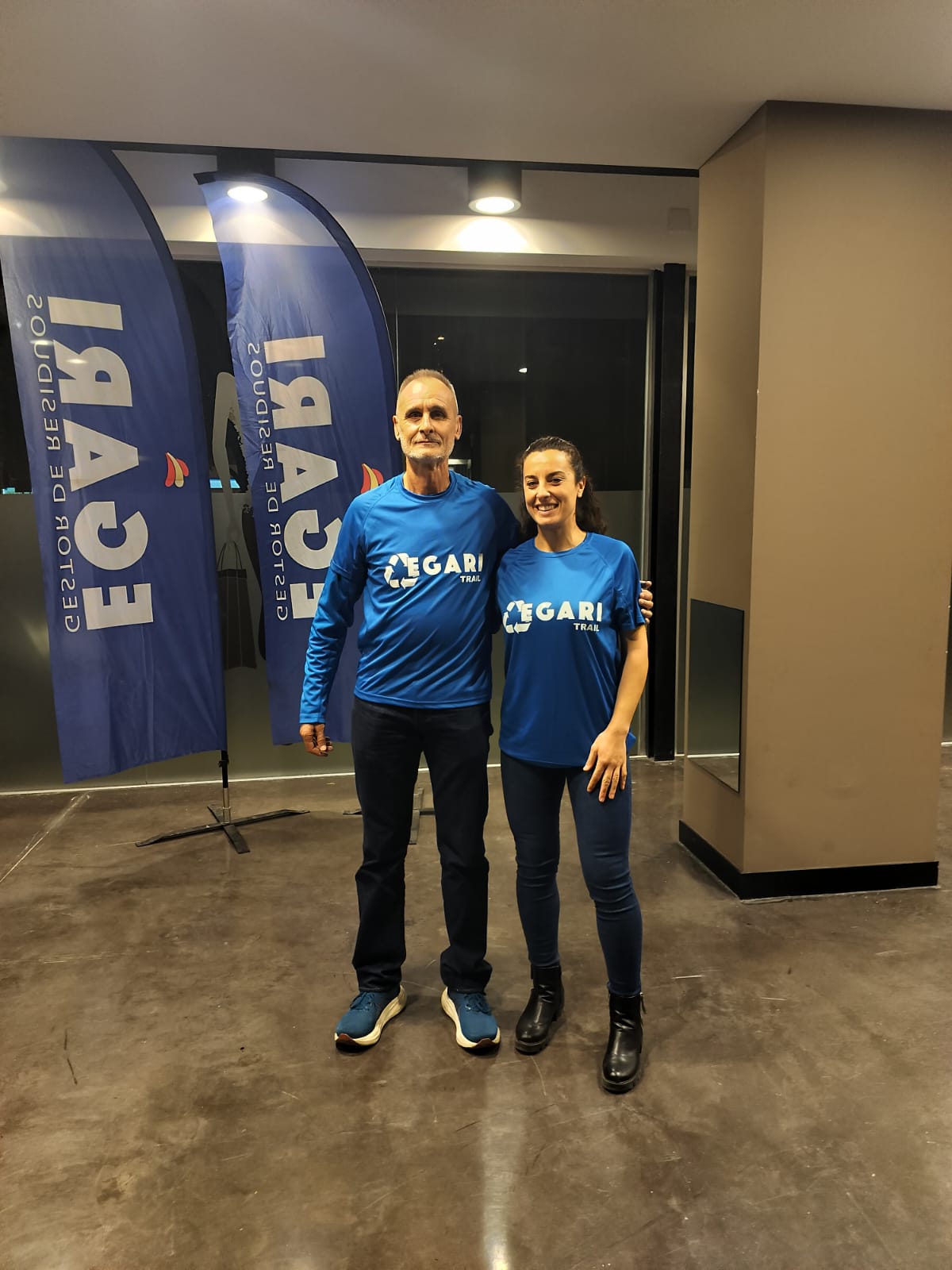 Mari Angeles Gabaldón, en la presentación del equipo, con Pedro, propietario de la empresa EGARI.