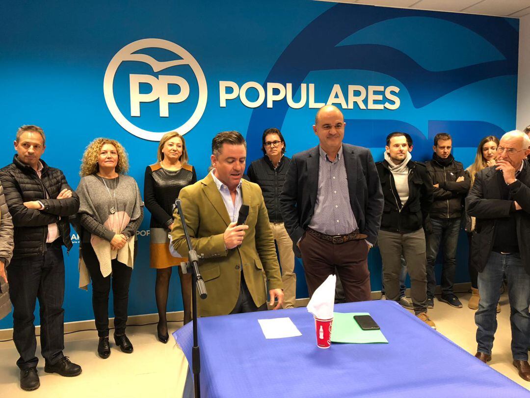 El momento en que Vicent Marí anuncia la decisión a los suyos