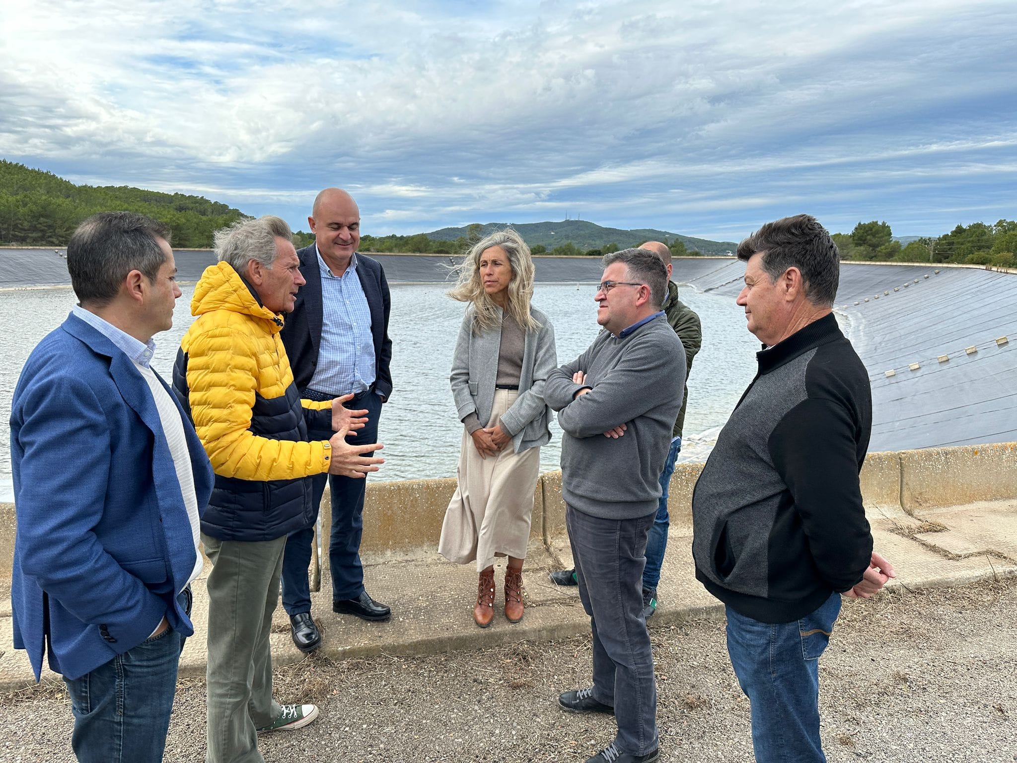 Imagen de archivo de una visita de responsables del Govern y del Consell a la balsa de regadío de Santa Eulària el pasado mes de diciembre