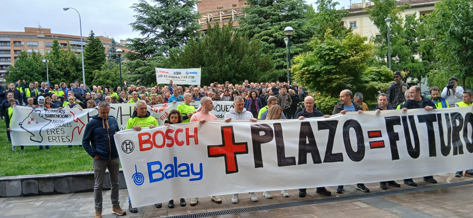 Concentración de los trabajadores de BSH en Esquíroz frente a la sede del Departamento de Desarrollo Económico y Empresarial del Gobierno de Navarra.