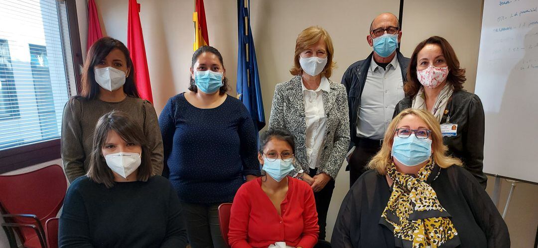 Concejal de Salud con las auxiliares que ayudan a los centros escolares