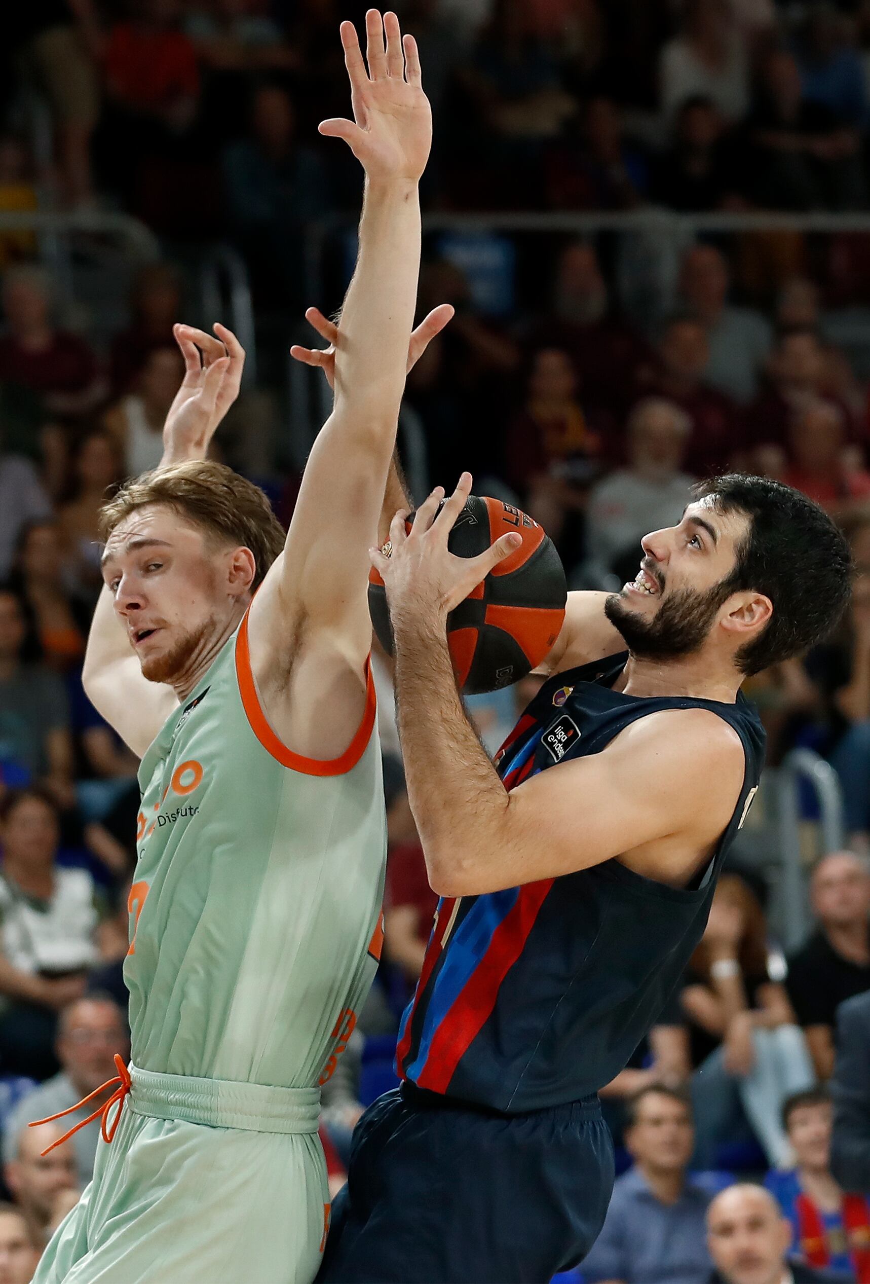 El escolta del Barça, Alex Abrines (d), con el balón ante el jugador estonio de Baskonia, Sander Raieste. EFE / Andreu Dalmau.