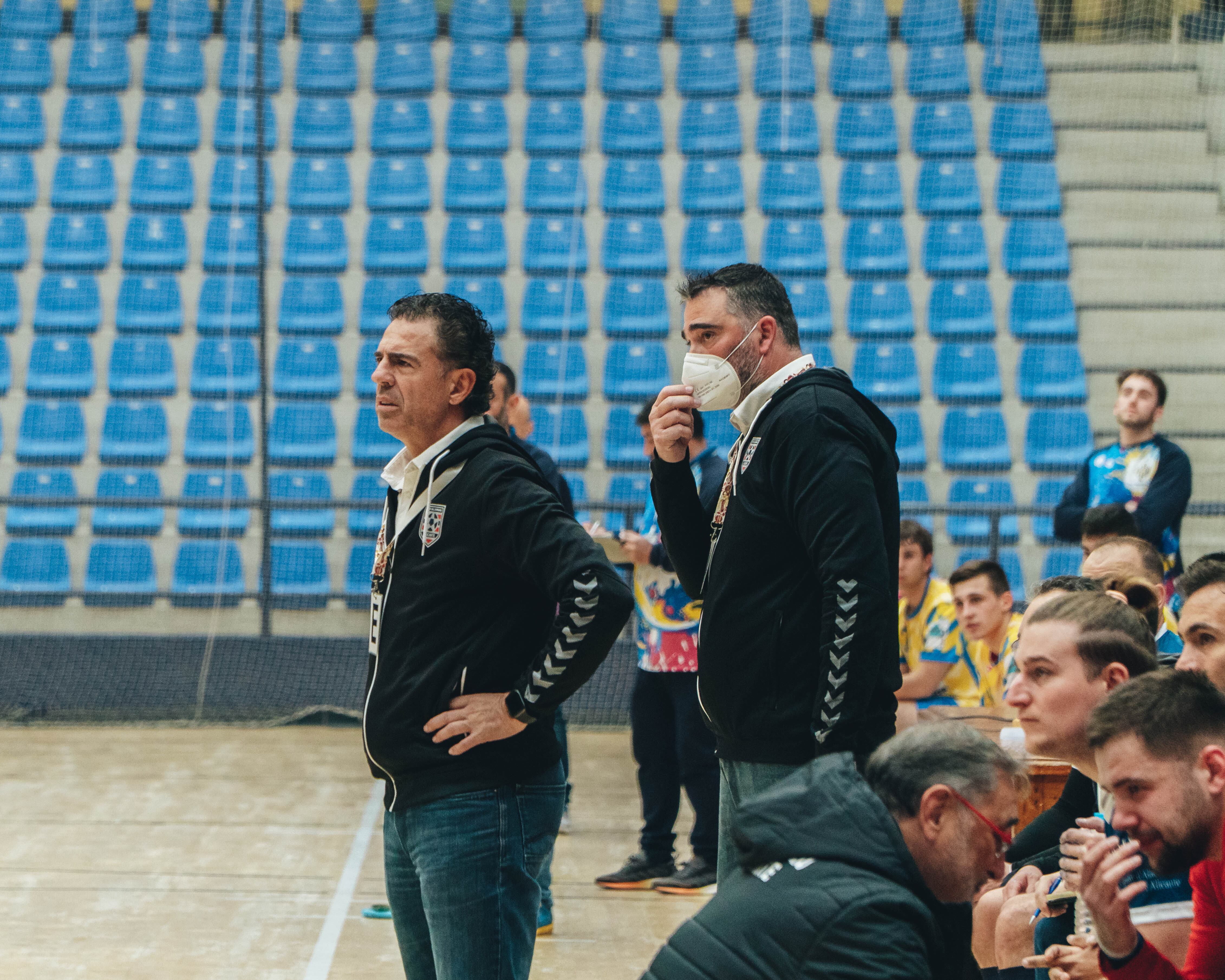 Óscar Gutiérrez, en el banquillo junto a Luis Parro