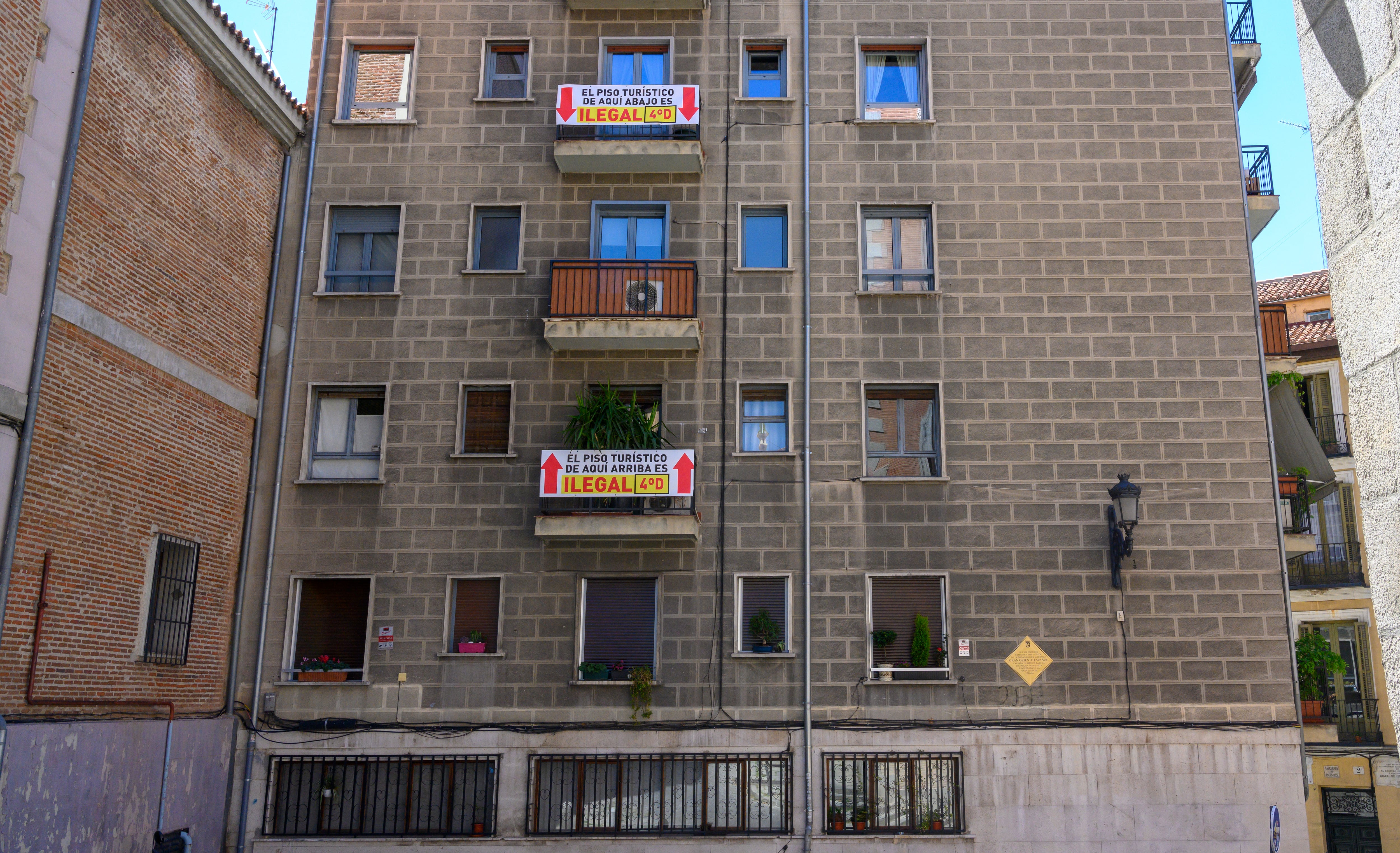 Fachada con pisos de uso turístico en Madrid