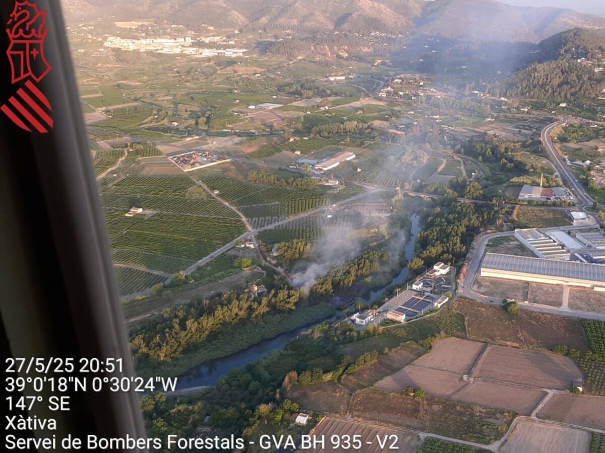 El Consorci de Bombers de València confirma que el incendio junto al río Albaida en Xàtiva está controlado
