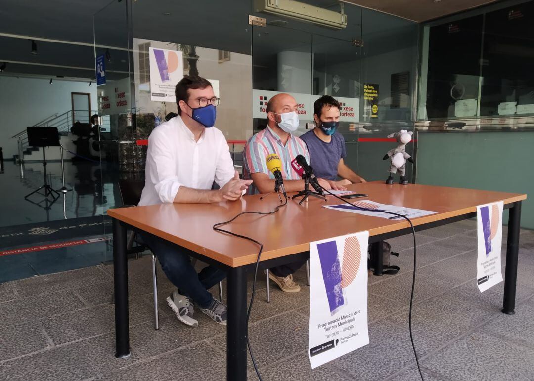 Toni Noguera, regidor de Cultura, Miguel Ángel Contreras, director general de Música y Joan, cantante de Xanguito.