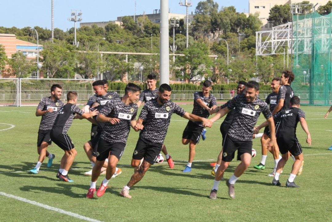 Carlos Martínez, en un entrenamiento, con Benja