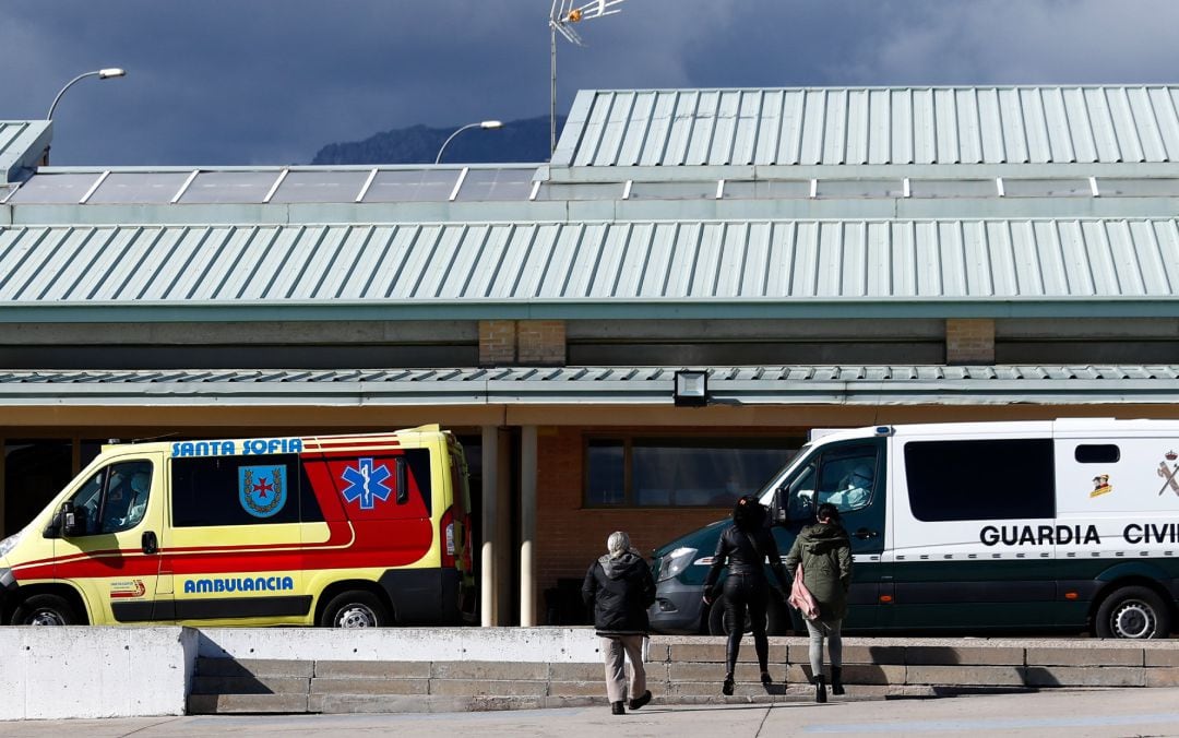 Una ambulancia espera fuera en la entrada de acceso de la cárcel de Soto del Real.