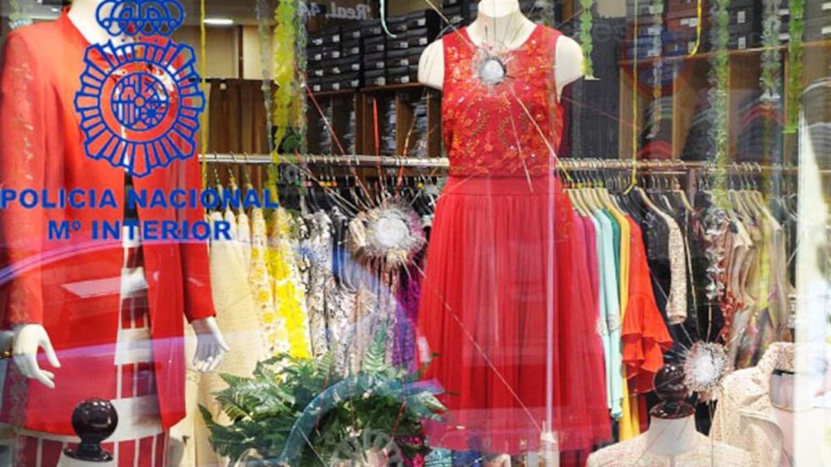 Detenido por romper lunas de escaparates y coches