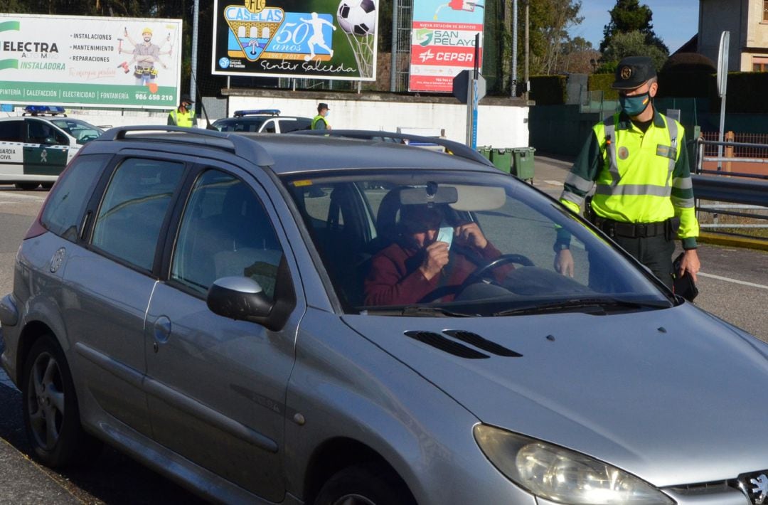 Control de la Guardia Civil de Tráfico en Salceda. 