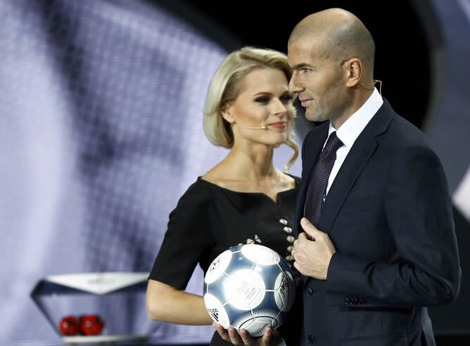 Zinedine Zidane junto a la presentadora Olga Freimut durante el sorteo del Euro 2012 en el Palacio de las Artes de Kiev (Ucrania)