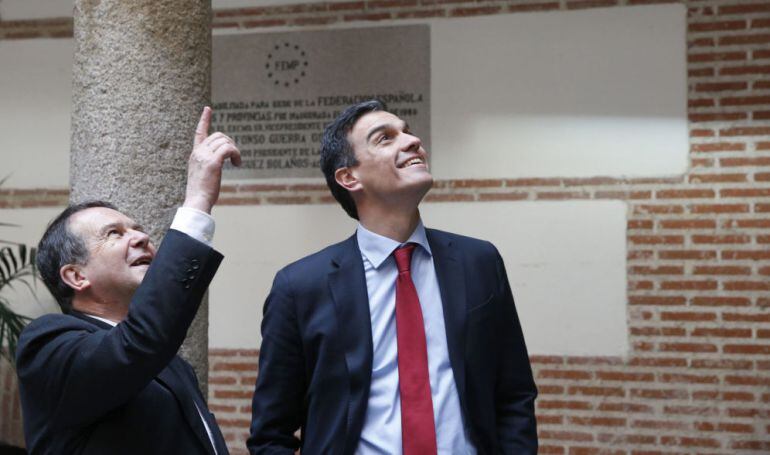 Abel Caballero y Pedro Sánchez tras reunirse en la sede de la FEMP