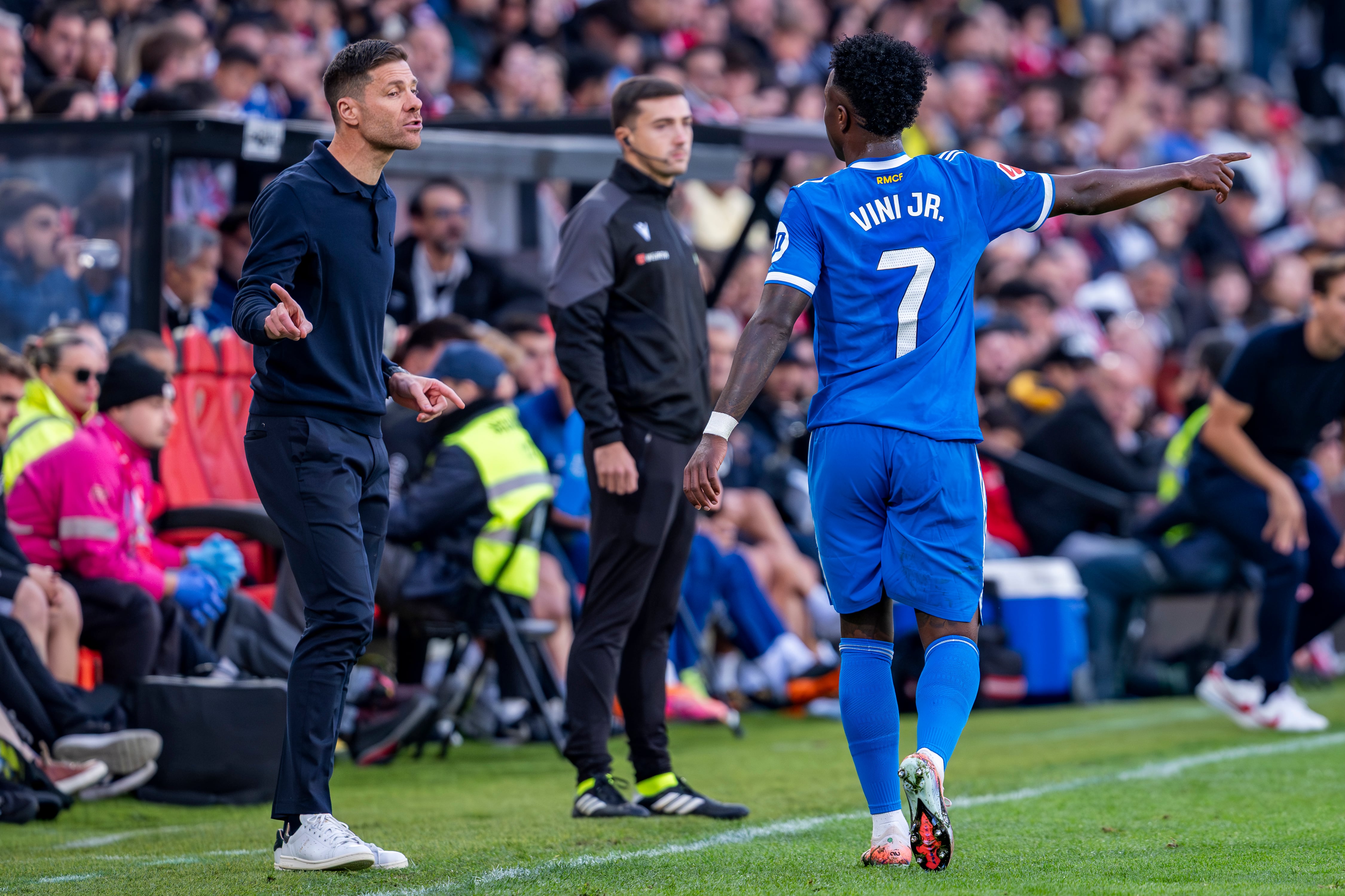 Vinicius Junior y Xabi Alonso(Photo by Alberto Gardin/NurPhoto via Getty Images)