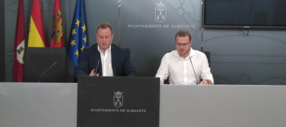 El alcalde, Vicente Casañ, y el concejal de participación, Manuel Martínez, en rueda de prensa