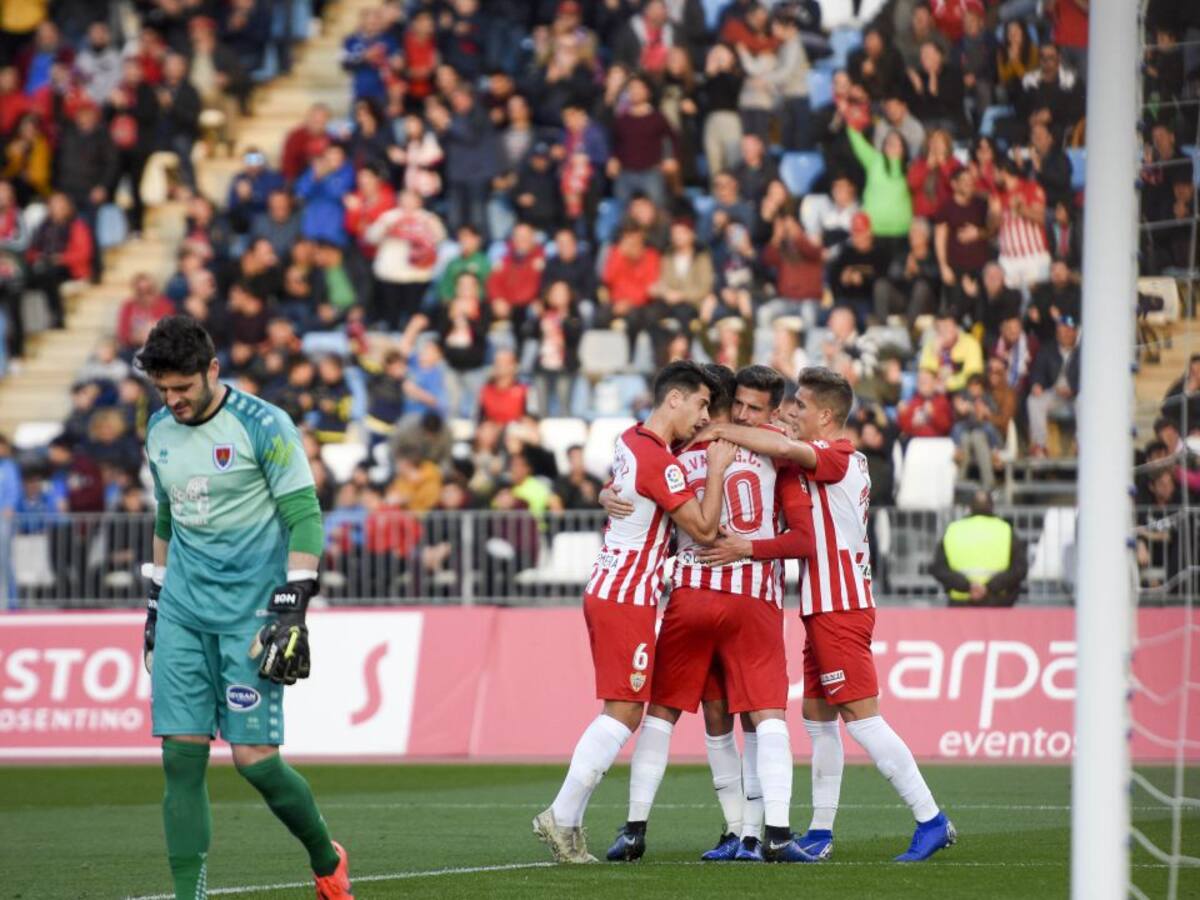 El Almería recupera solvencia en casa