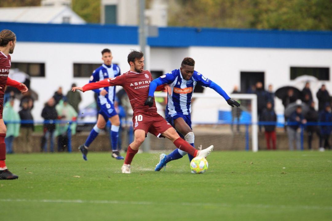 Sergio Marcos y Rodríguez pugnan por un balón durante el arranque del partido