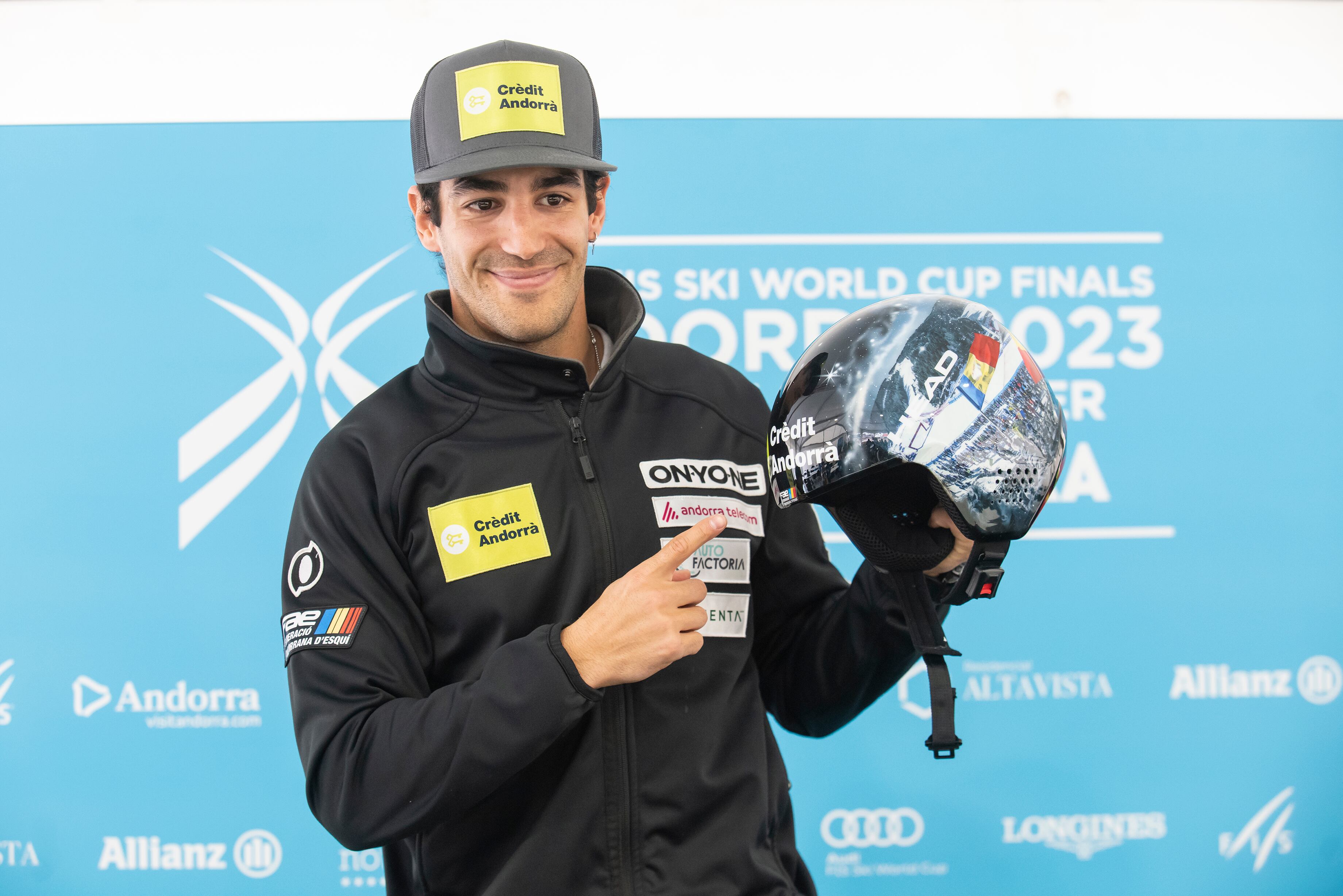 Joan Verdú presentant el nou casc amb el què competirà dissabte