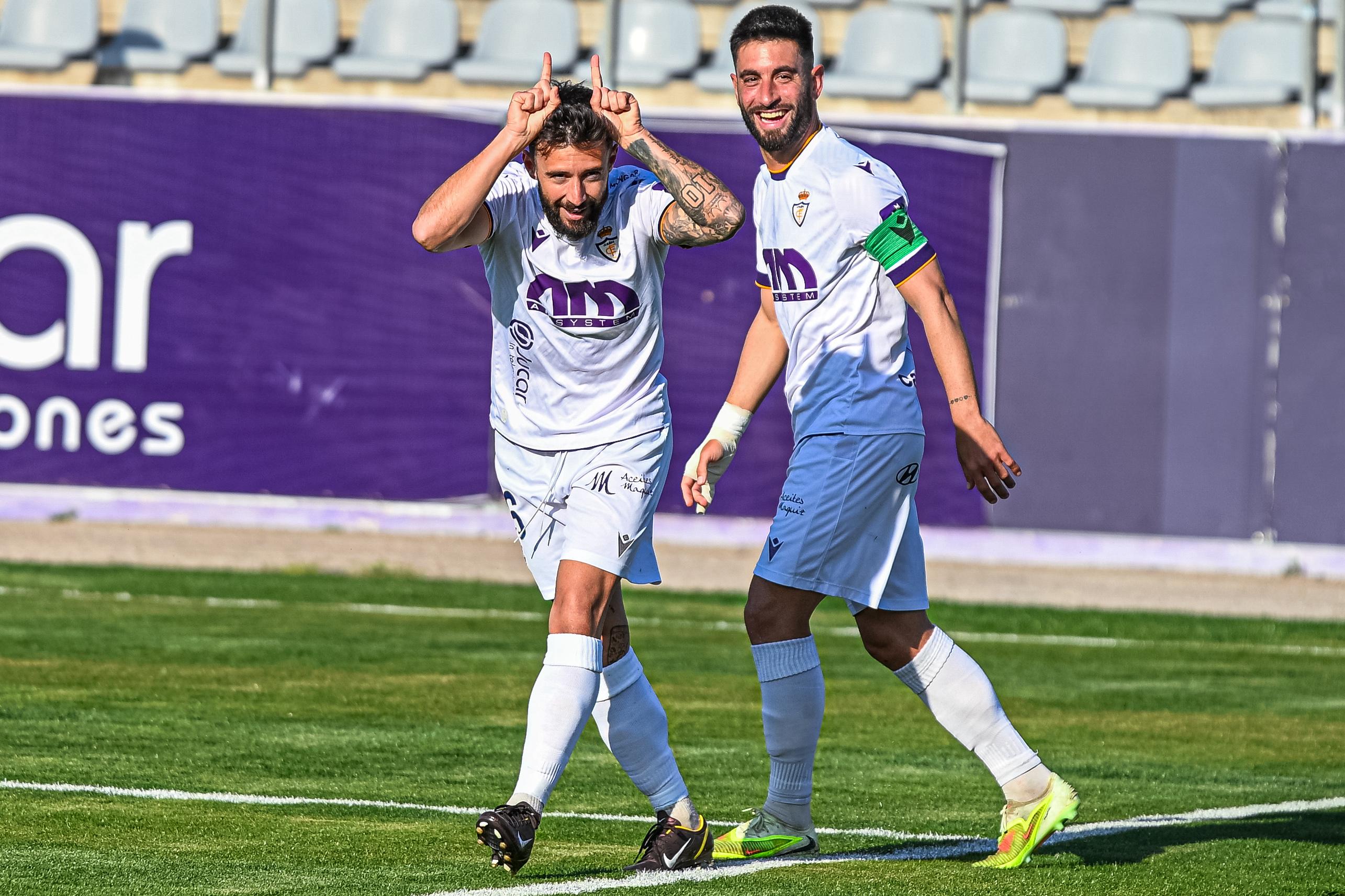 Ñito, junto a Mario Martos, celebra el gol que ha marcado este domingo frente al Águilas.