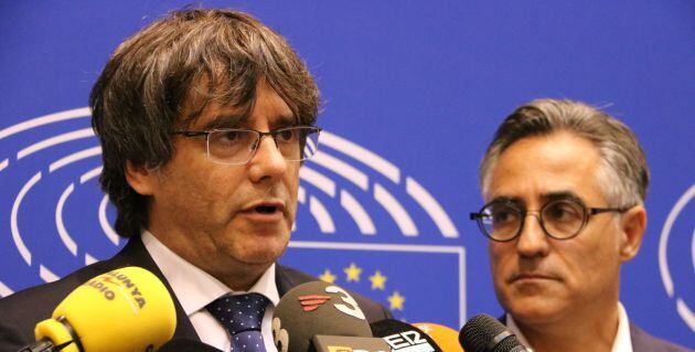 Carles Puigdemont durant una atenció als mitjans a l&#039;Eurocambra