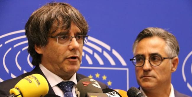 Carles Puigdemont durant una atenció als mitjans a l'Eurocambra