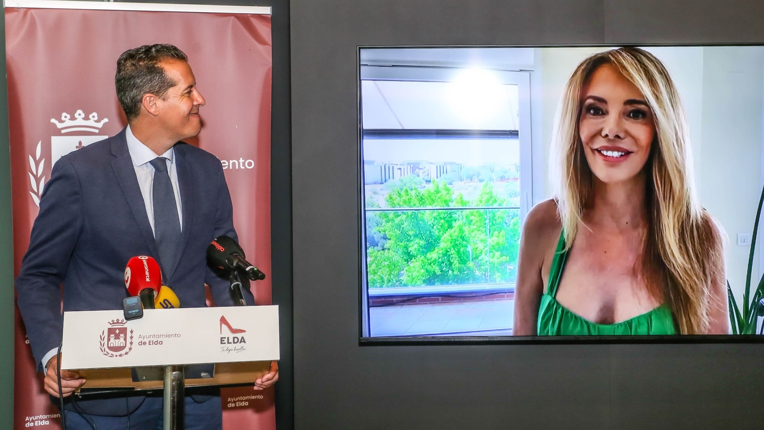Rubén Alfaro, alcalde de Elda, ha sido el encargado de anunciar que la presentadora de televisión Paula Vázquez será la Mejor Calzada 2025