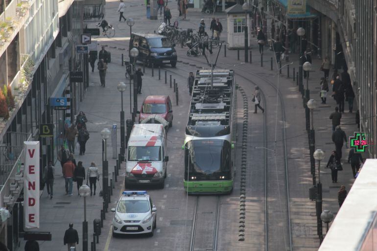 El tranvía a su paso por el centro de Vitoria