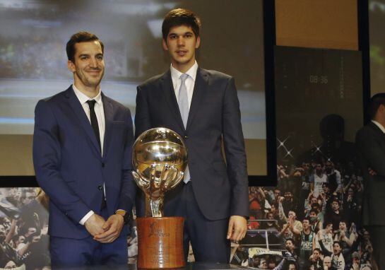 GRA144. MADRID, 25/05/2015.- El jugador del Valencia Basket Pau Ribas (i) y el jugador del Dominion Bilbao Basket Marco Todorovic, que se verán las caras en los cuartos de final de la Liga, que darán comienzo este jueves, posan con el trofeo que se llevar