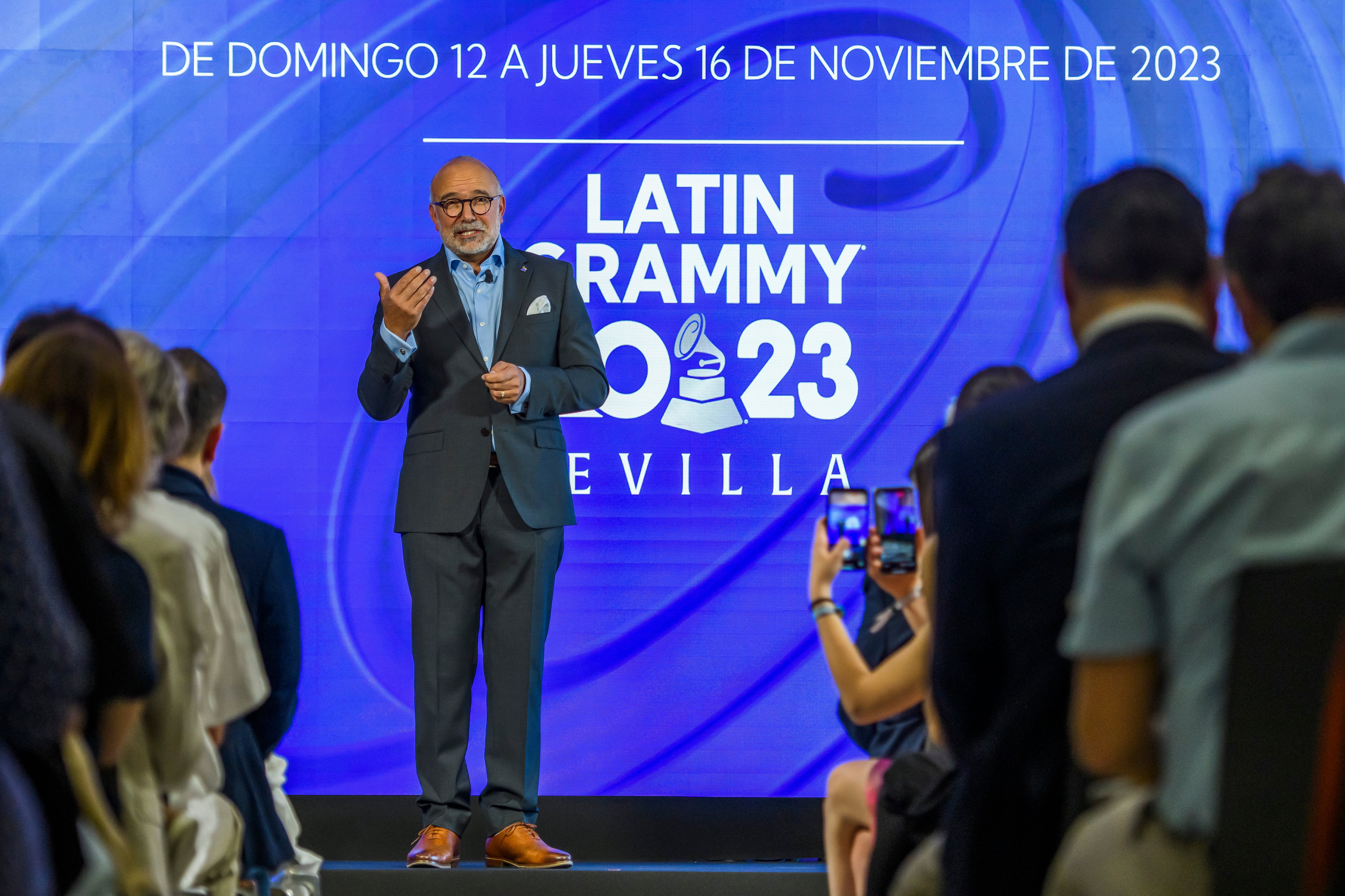 El CEO de la Academia Latina de Grabación, Manuel Abud, durante la conferencia de prensa en el Real Alcázar de Sevilla este jueves, donde ha presentado la agenda de la Semana del Latin Grammy de este año.- EFE / Raúl Caro.