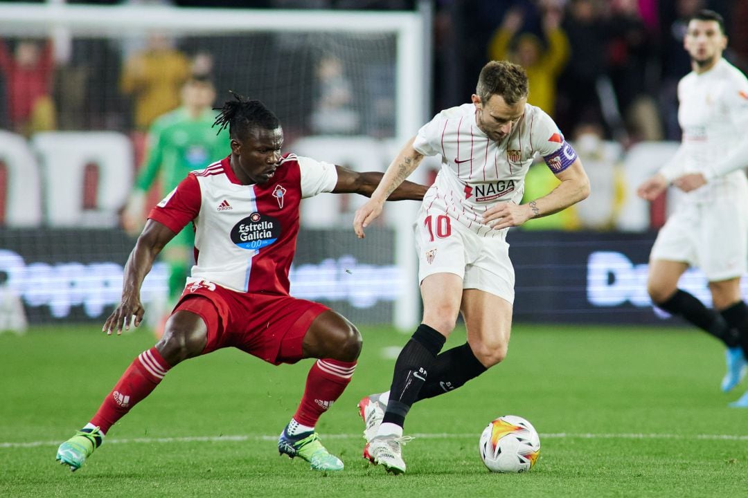 Aidoo ante Rakitic en el partido ante el Sevilla
 