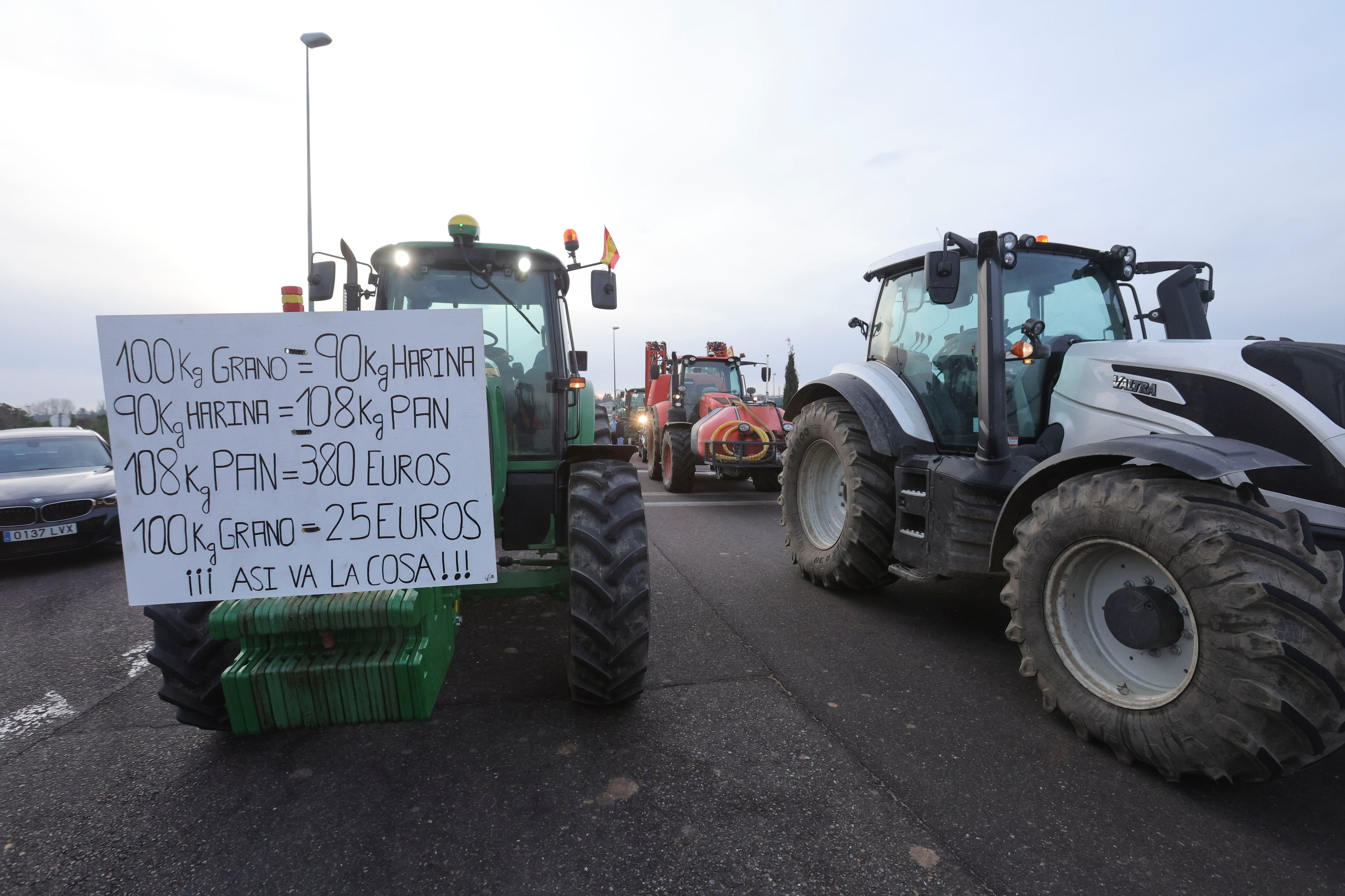 SALAMANCA, 06/02/2024.- Las protestas de grupos de agricultores, muchas de ellas de productores independientes convocados por las redes sociales, están afectando desde primera horas de este martes a numerosas carreteras de la vía principal y secundaria del país con cortes totales o parciales debido a la presencia de tractores. En la imagen, protestas en Salamanca. EFE/JMGARCIA
