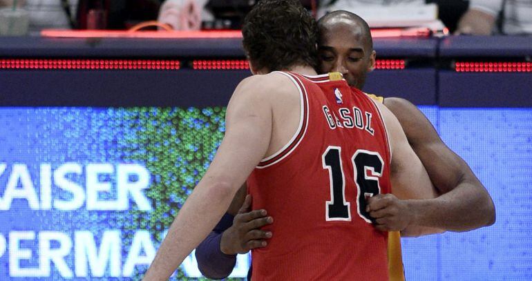 Kobe Bryant y Pau Gasol se abrazan antes del encuentro entre los Lakers y los Bulls.