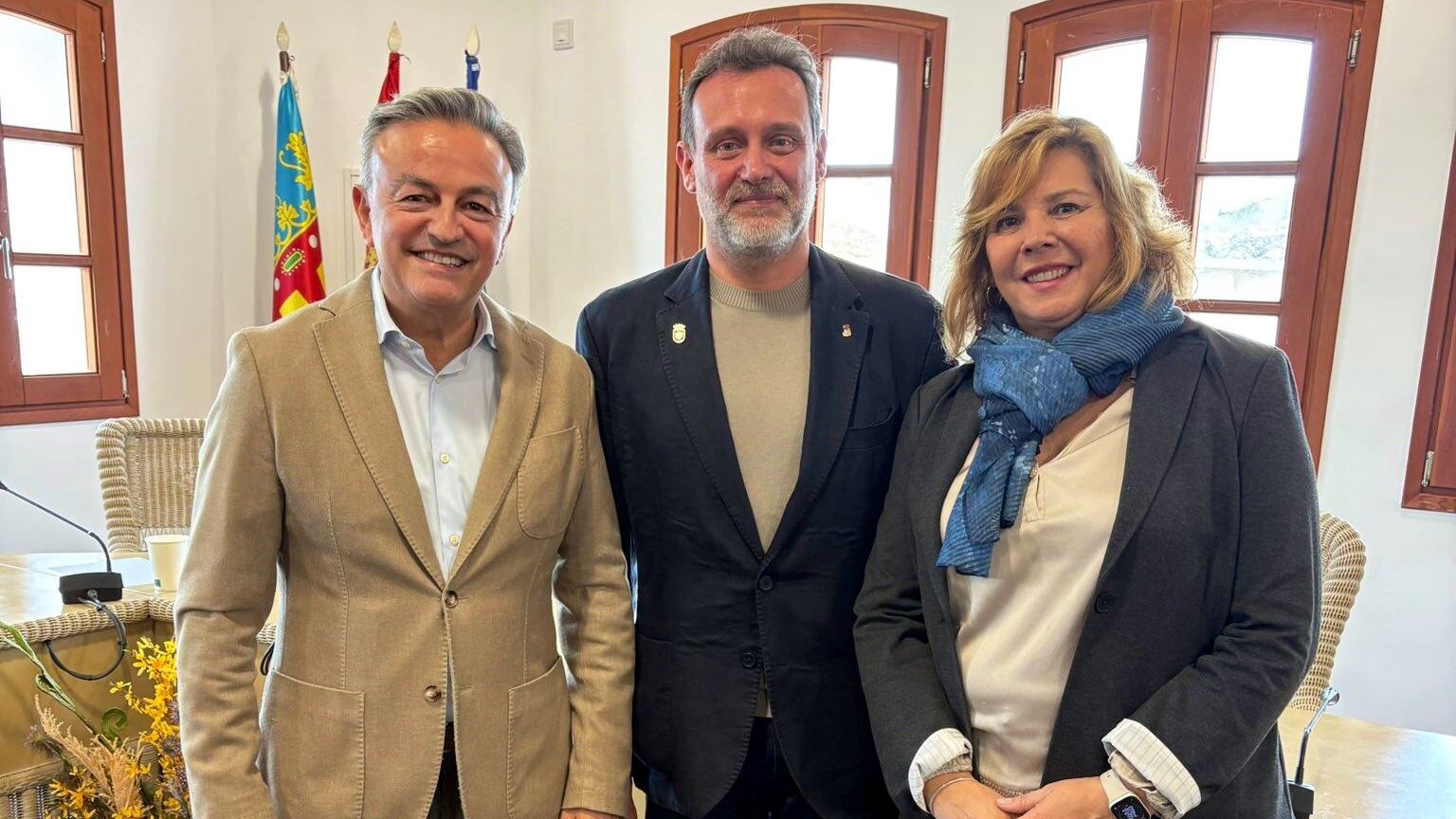 Toni Signes en el centro junto a miembros del PSPV-PSOE