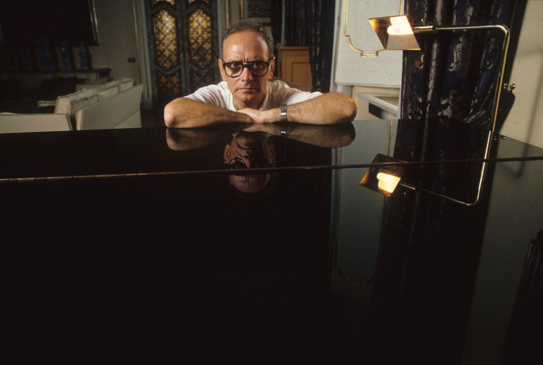 Imagen de Ennio Morricone en su casa en Roma en el año 1987