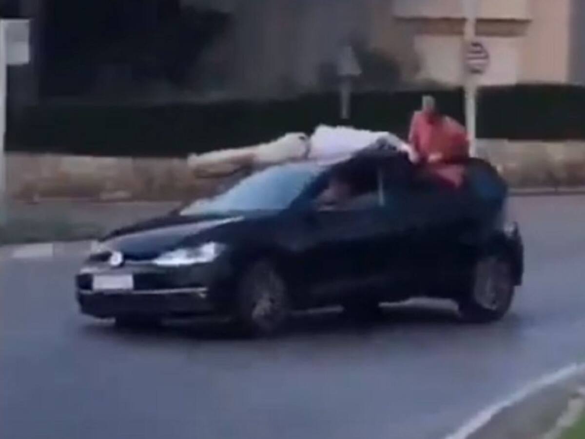 Investiguen un jove per conduir amb un noi estirat sobre el cotxe