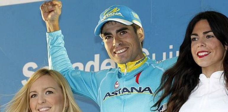 Mikel Landa en el podio, tras ganar una etapa en la Vuelta al País Vasco