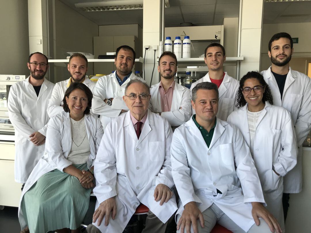 El profesor Campos, en el centro sentado, junto a su grupo de investigación de Ingeniería Tisular de la UGR