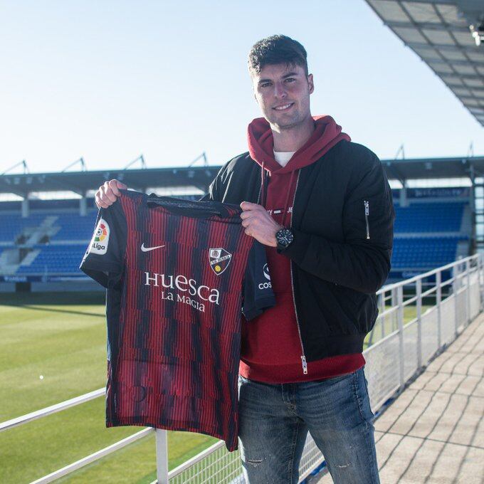 Juan Pérez con la camiseta de la SD Huesca