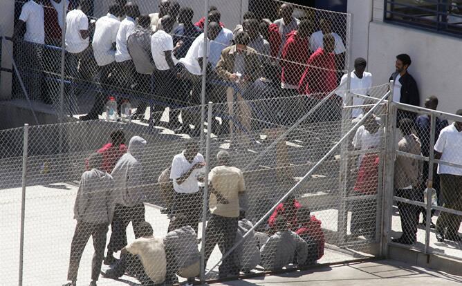 Un grupo de inmigrantes den el patio del Centro de Internamiento para Extranjeros (CIE) de Hoya Fría, en Tenerife