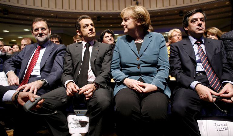 La canciller alemana, Angela Merkel, junto al expresidente francés, Nicolás Sarkozy, y el presidente español, Mariano Rajoy