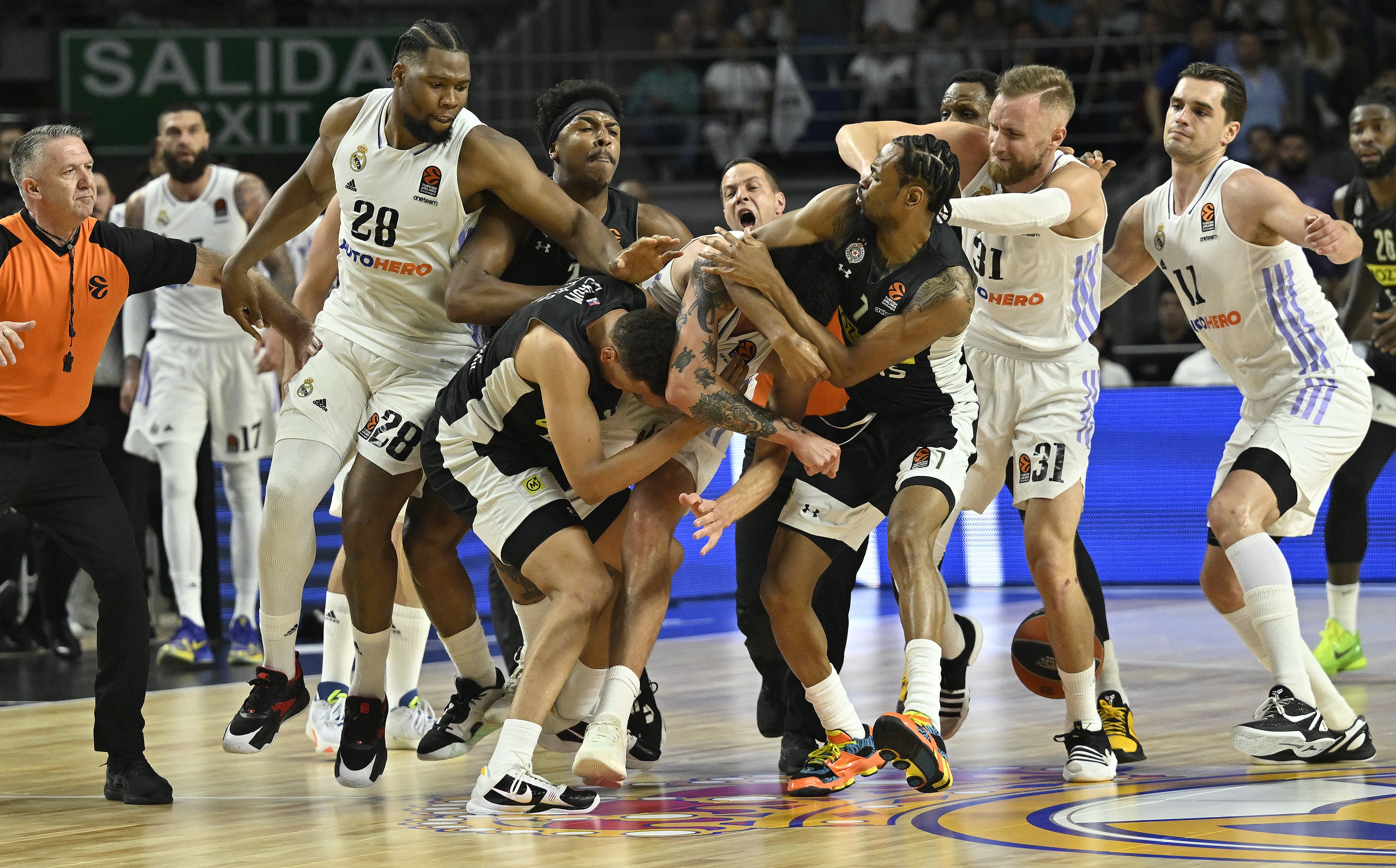 Imágenes de la batalla campal en el Wizink Center entre jugadores de Real Madrid y Partizan de Belgrado. (Photo by Burak Akbulut/Anadolu Agency via Getty Images)