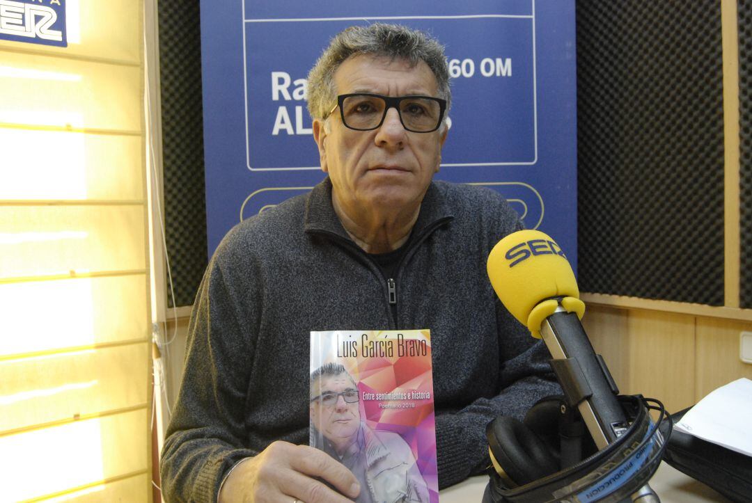 Luis García Bravo presenta su poemario "Entre sentimientos e historia"