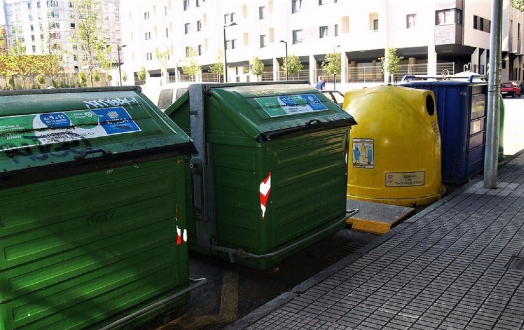 Contenedores de EMULSA instalados en una calle de Gijón