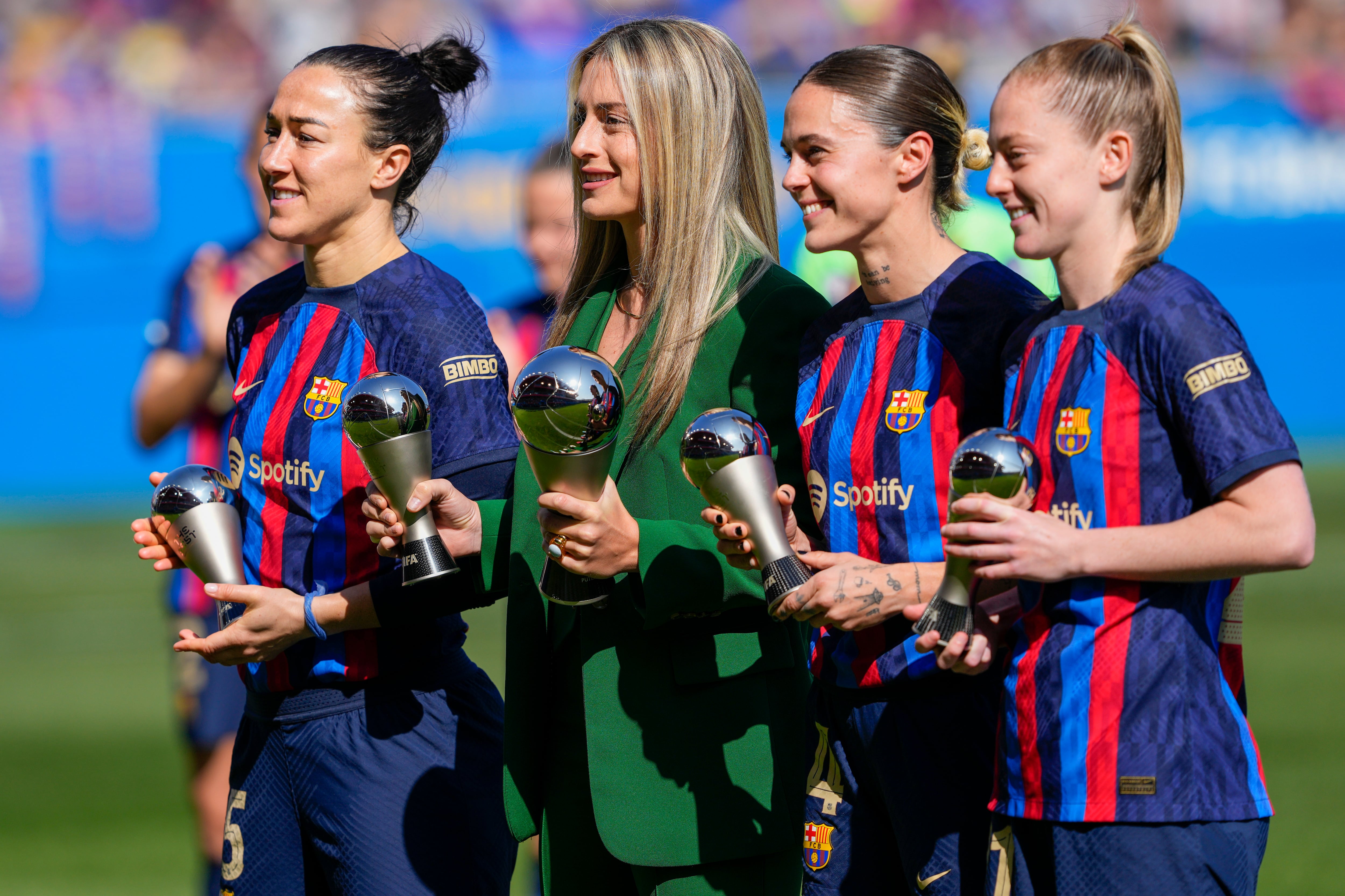 Lucy Bronze, Alexia Putellas, Mapi León y Keira Walsh posan con los premios The Best. EFE/Alejandro García