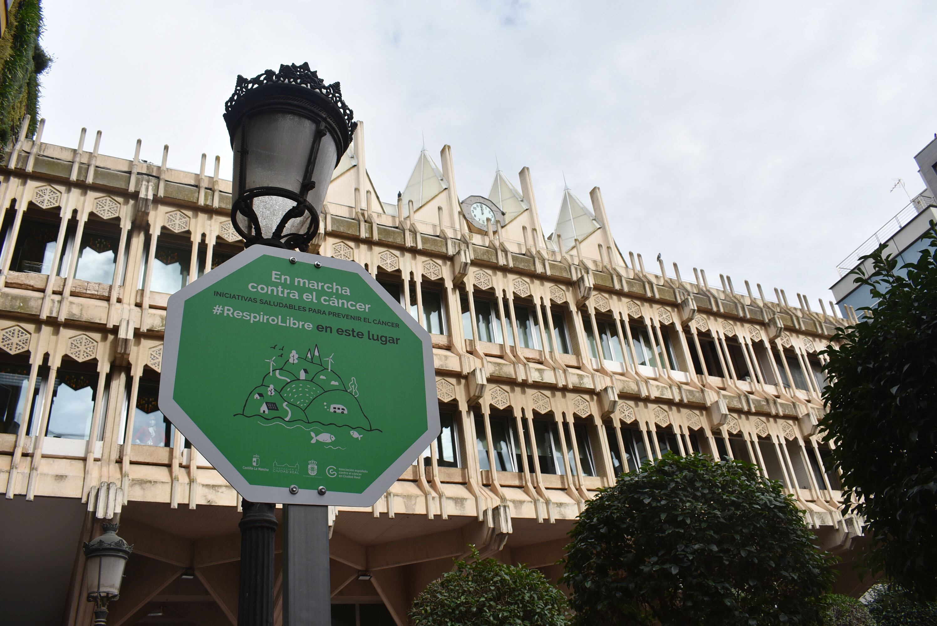 Ciudad Real ha instalado varios indicativos señalizando los 'Espacios sin humos'