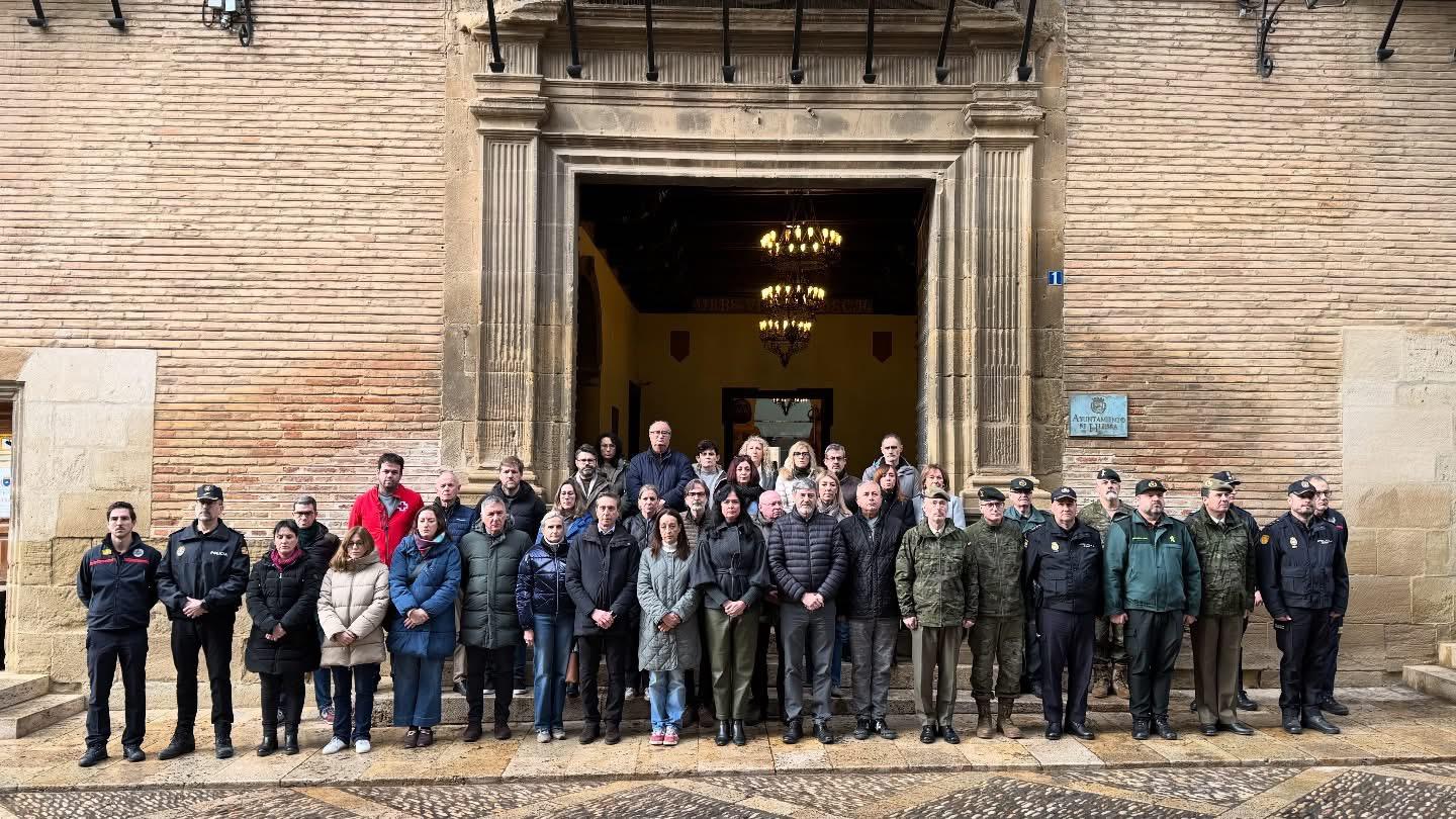 Minuto de silencio a las puertas del Ayuntamiento de Huesca